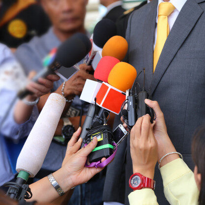 media-interview-conept-group-journalists-holdig-microphone-interviewing-vip_12892-44 media-interview-conept-group-journalists-holdig-microphone-interviewing-vip_12892-44